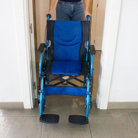 Faltbarer Aluminium-Rollstuhl mit Bremsen an den Griffen, Farbe Blau