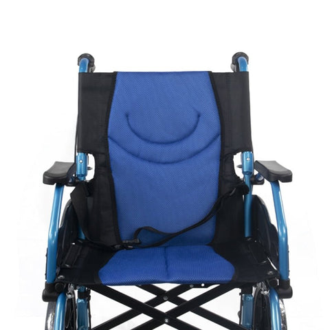 Faltbarer Aluminium-Rollstuhl mit Bremsen an den Griffen, Farbe Blau