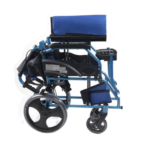 Faltbarer Aluminium-Rollstuhl mit Bremsen an den Griffen, Farbe Blau